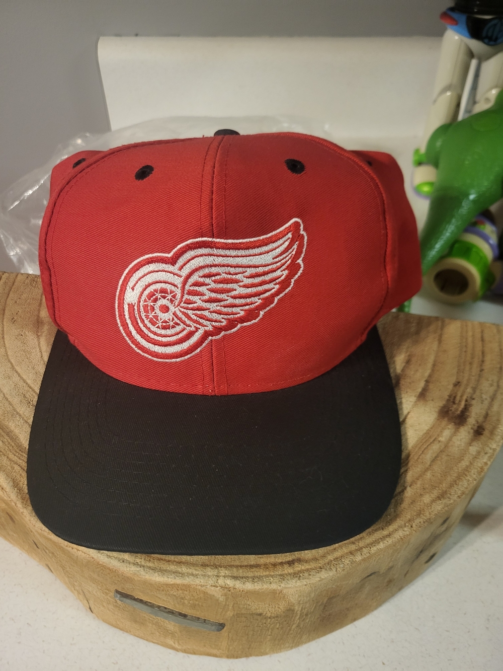 NEW Vintage NHL DETROIT REDWINGS SNAPBACK CAP Hat